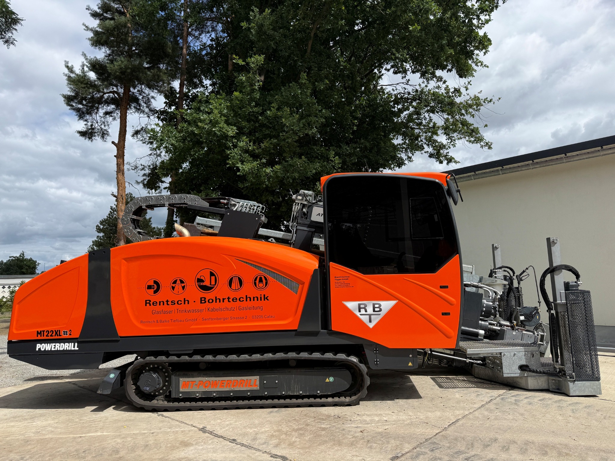 Orangefarbene RBT-HDD-Bohranlage MT22XL auf dem Betriebshof