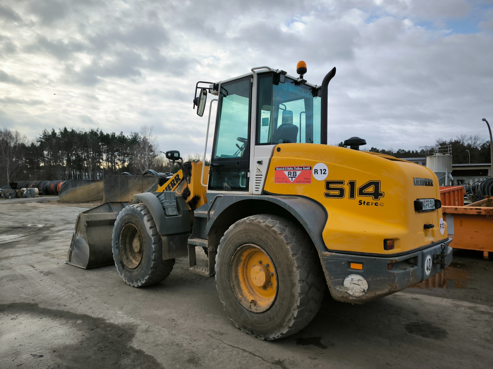 Gelber RBT-Liebherr-Radlader S14 auf dem Betriebshof