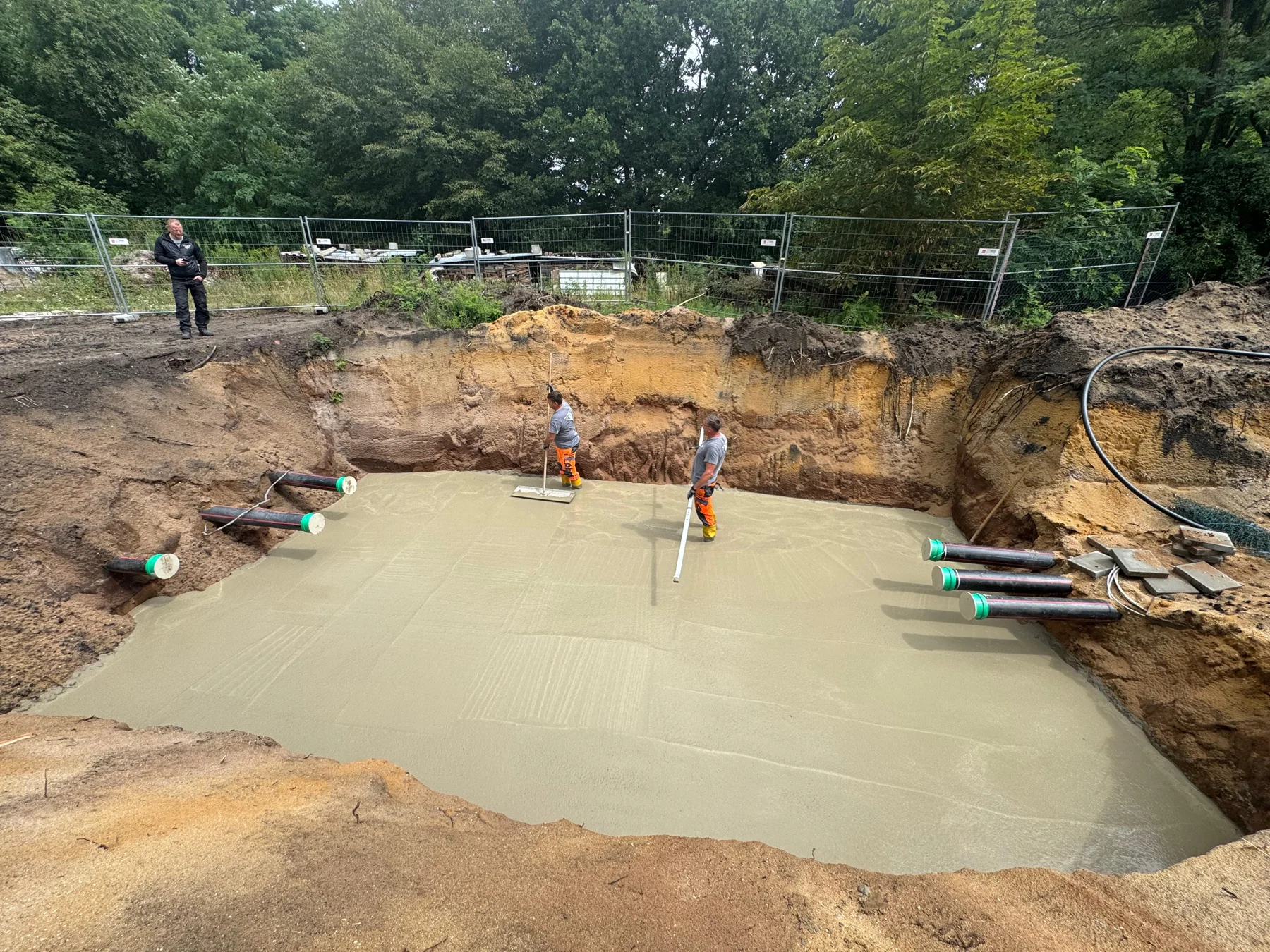 Betonarbeiten in einer vorbereiteten Baugrube