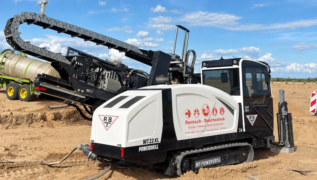 Weiße und schwarze RBT-HDD-Bohranlage MT22XL auf einer Baustelle