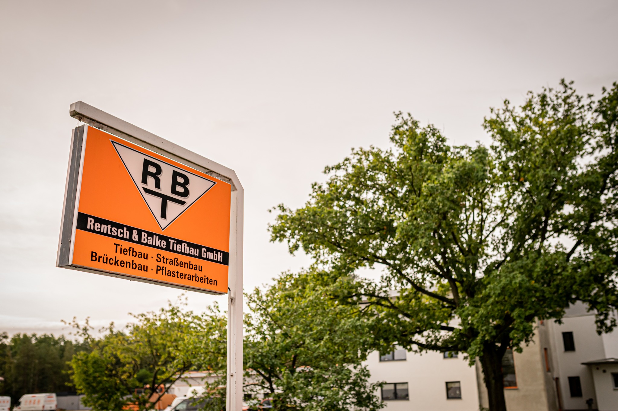 RBT-Firmenschild vor dem Betriebsgebäude